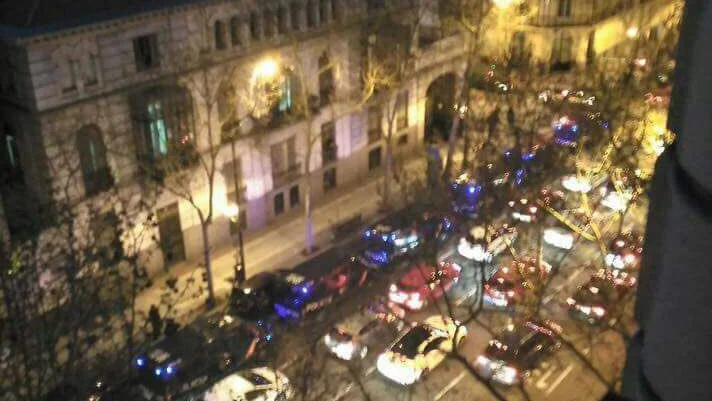 Varios agentes de la Policía acuden a desalojar un edificio ocupado por Hogar Social