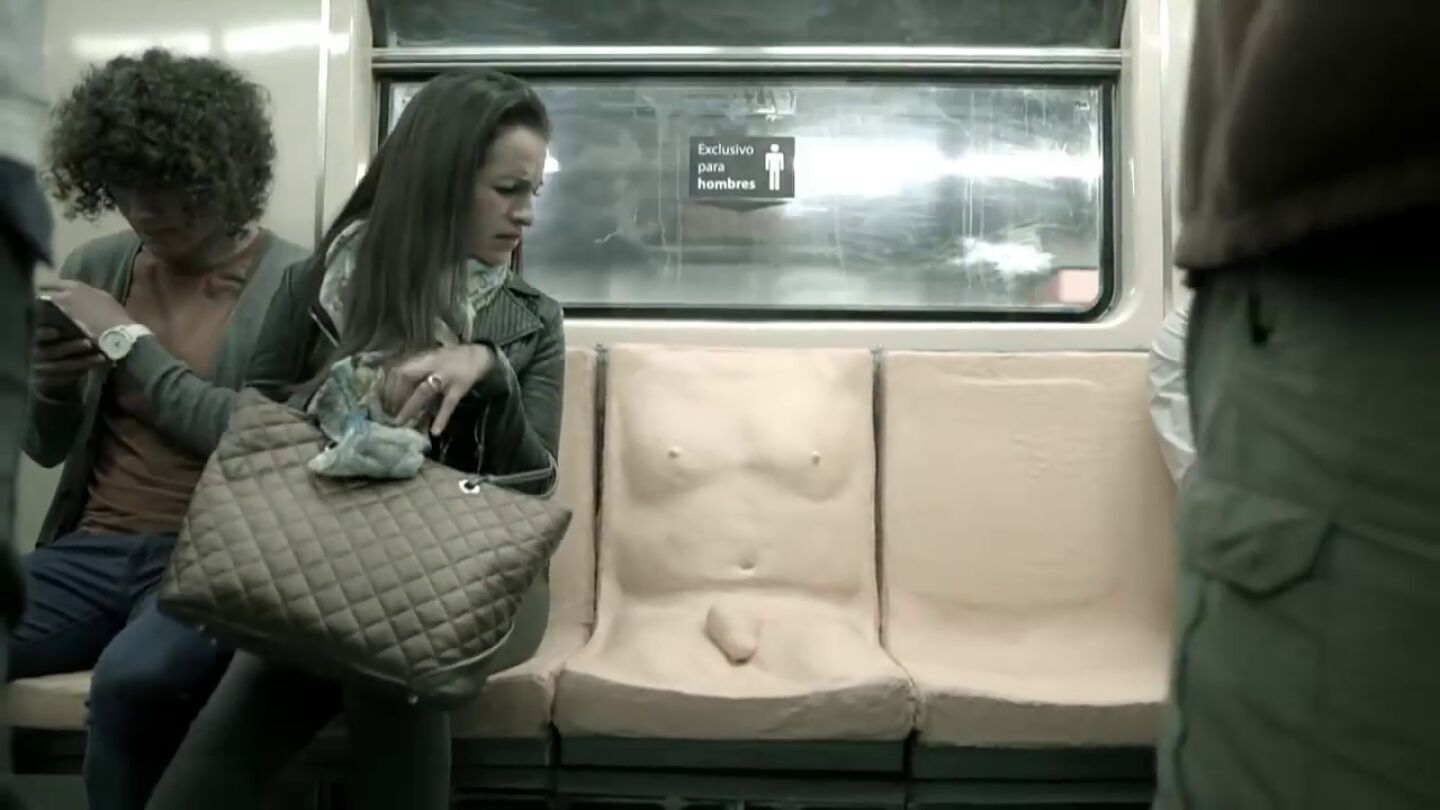 Asiento de metro con pene