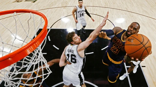 Gasol intenta evitar una canasta de LeBron James Gasol intenta evitar una canasta de LeBron James