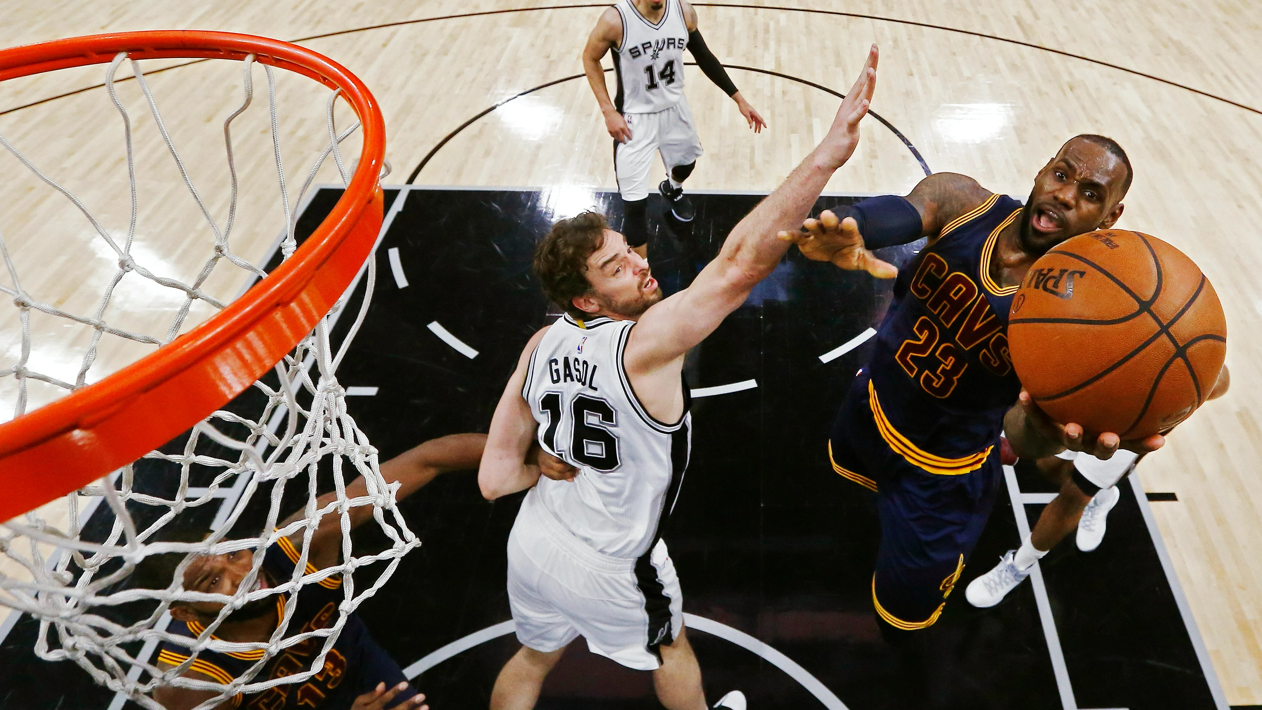 Gasol intenta evitar una canasta de LeBron James