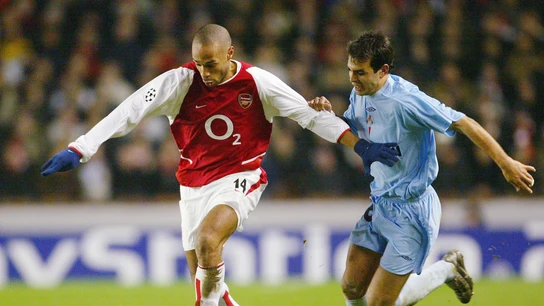 Oubiña en el partido frente al Arsenal Oubiña en el partido frente al Arsenal