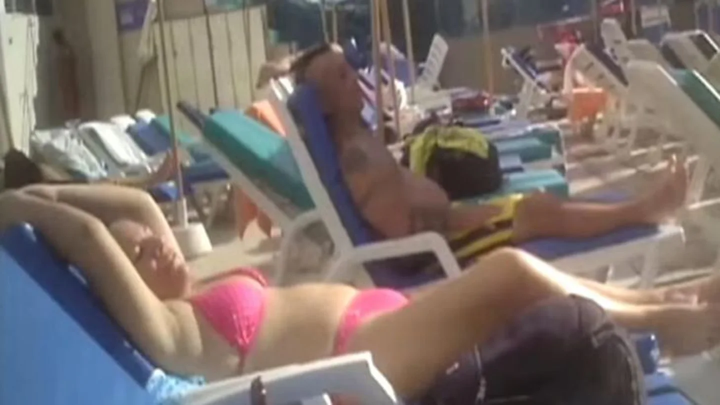 La viceministra tomando el sol en una captura difundida por la televisión local Panorama La viceministra tomando el sol en una captura difundida por la televisión local Panorama