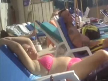 La viceministra tomando el sol en una captura difundida por la televisión local Panorama La viceministra tomando el sol en una captura difundida por la televisión local Panorama