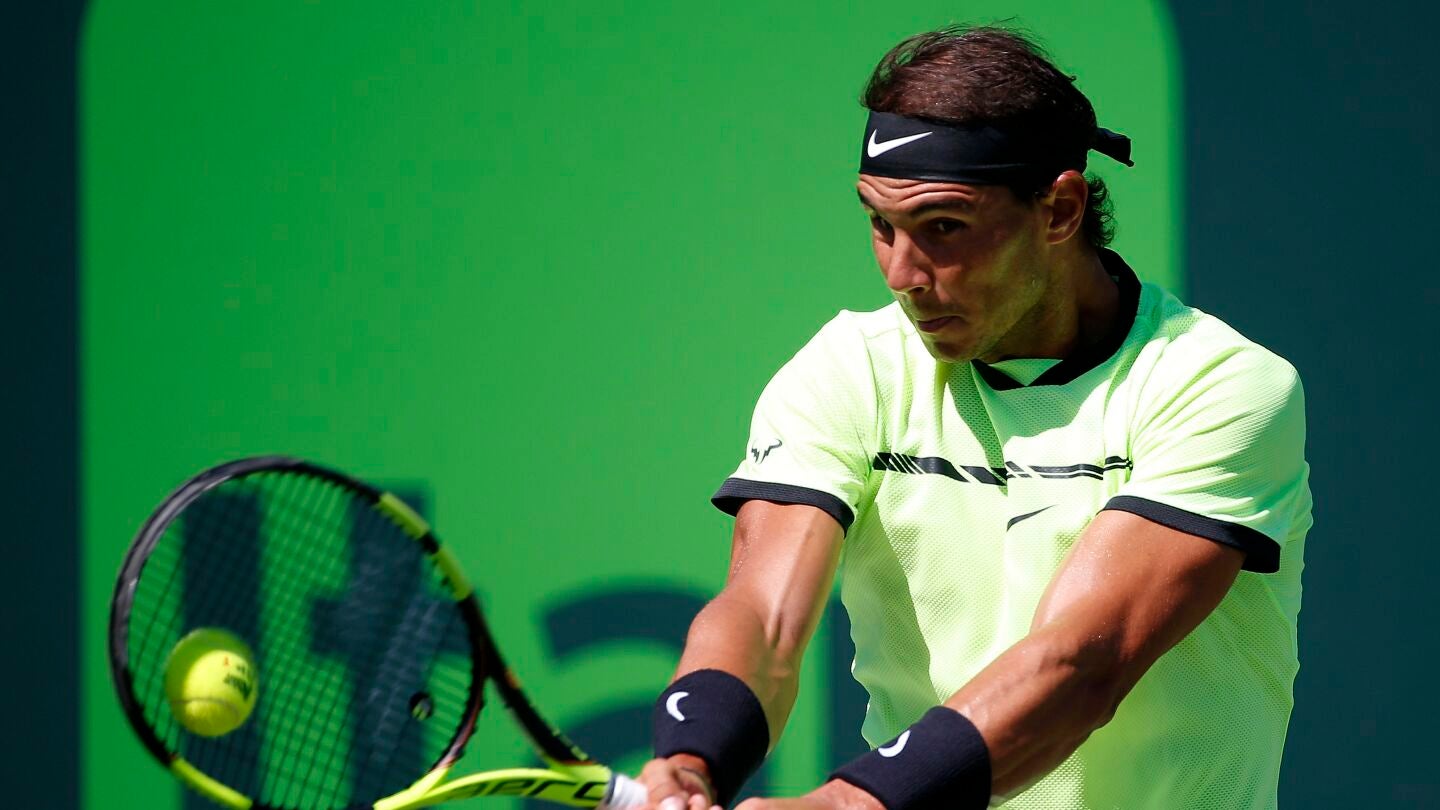 Nadal realizando un rev&eacute;s