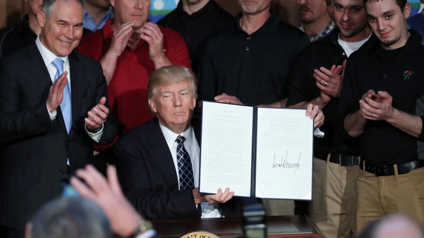 Trump firma una orden para empezar a desmantelar el legado clim&aacute;tico de Obama