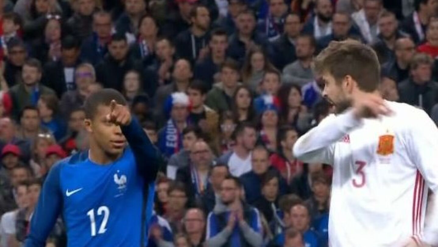 Mbapp&eacute; dialoga con Piqu&eacute; durante el Francia - Espa&ntilde;a