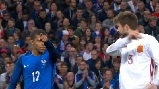 Mbappé dialoga con Piqué durante el Francia - España