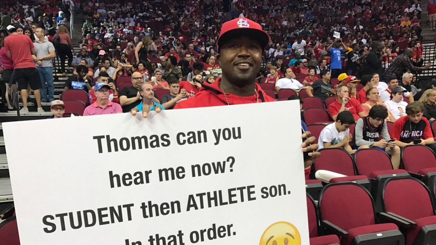 El padre, con una de sus pancartas en la cancha de los Rockets