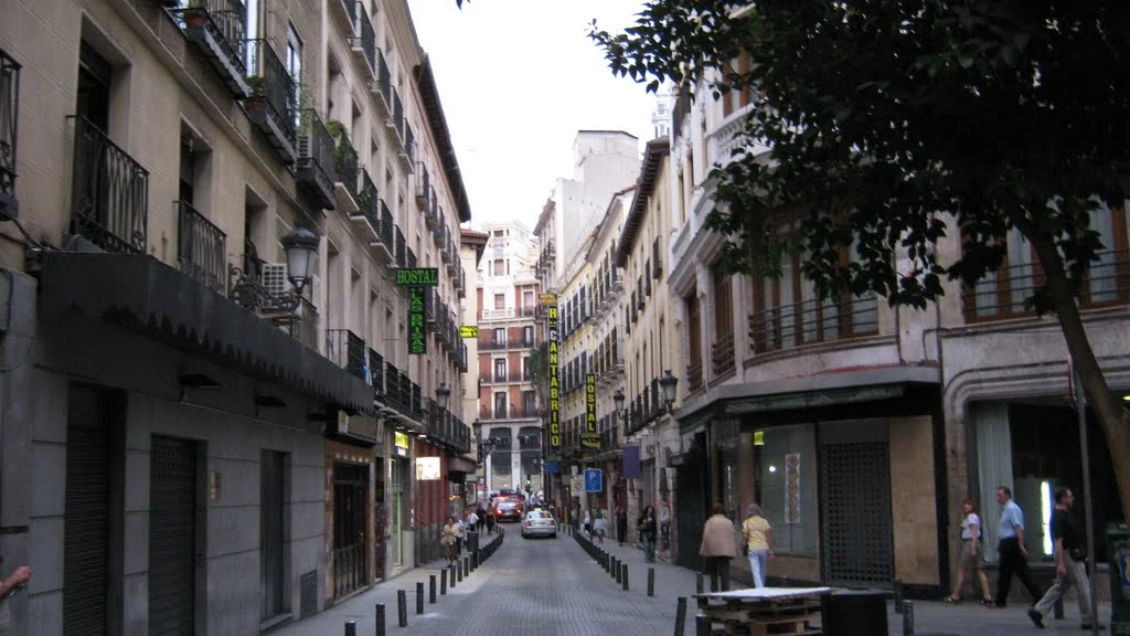 Calle de La Cruz, zona donde fue detenido por masturbarse en público