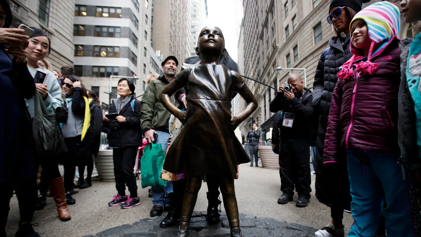 Varias personas observan la estatua en Wall Street de la 'Niña sin miedo' Varias personas observan la estatua en Wall Street de la 'Niña sin miedo'