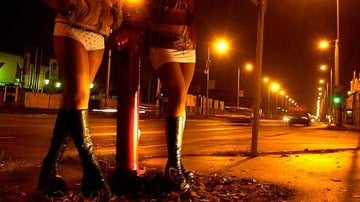 Dos prostitutas en la calle