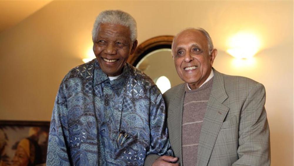 Ahmed Kathrada posa junto a Nelson Mandela