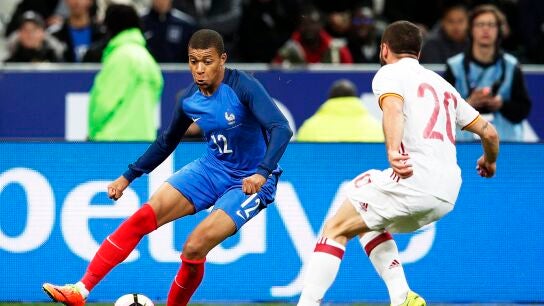 Mbapp&eacute; encara a Carvajal en el Francia-Espa&ntilde;a