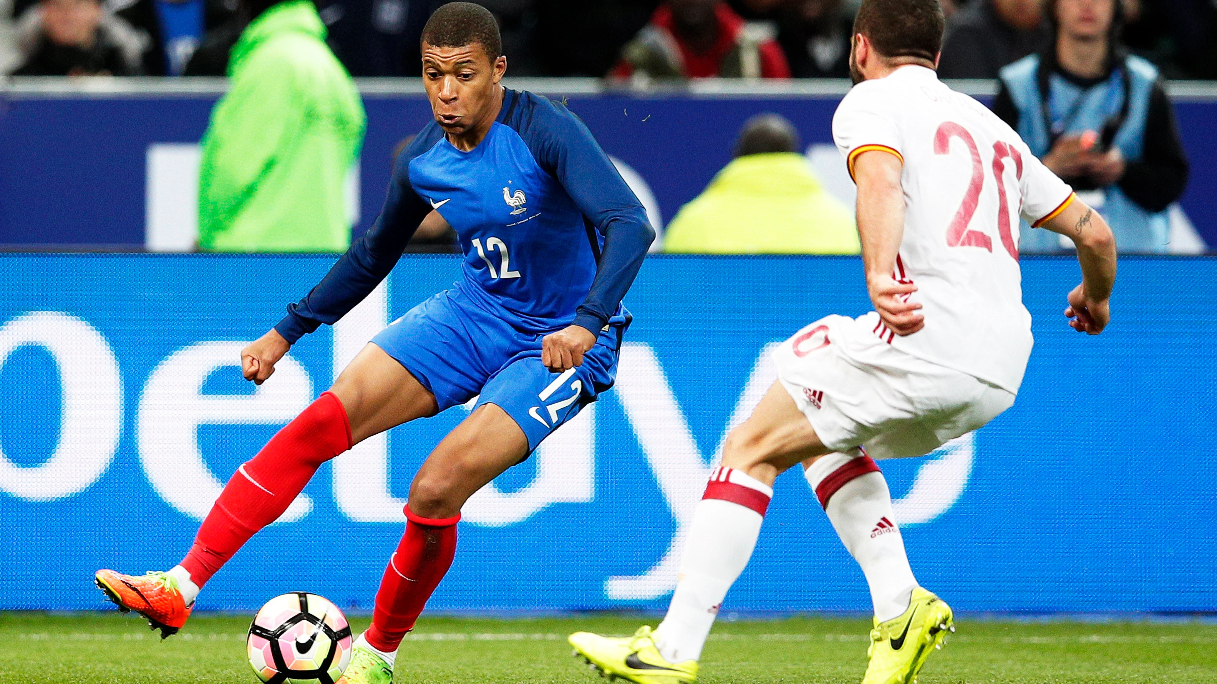 Mbapp&eacute; encara a Carvajal en el Francia-Espa&ntilde;a
