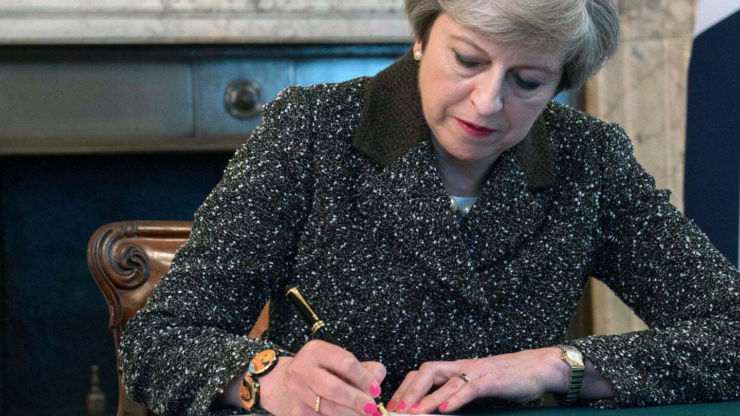 Theresa May firma la carta con la que el Reino Unido solicitar&aacute; formalmente la retirada del pa&iacute;s de la UE