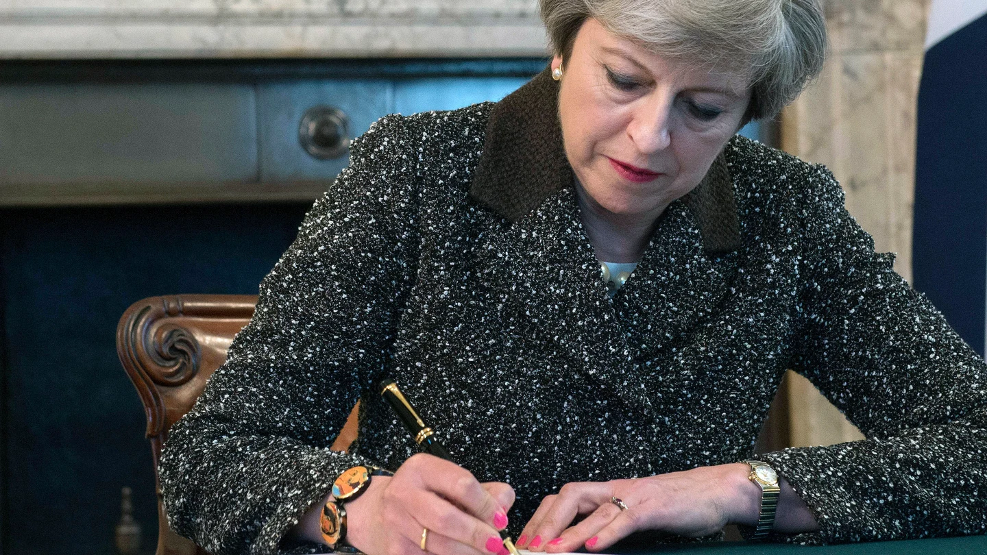 Theresa May firma la carta con la que el Reino Unido solicitará formalmente la retirada del país de la UE Theresa May firma la carta con la que el Reino Unido solicitará formalmente la retirada del país de la UE