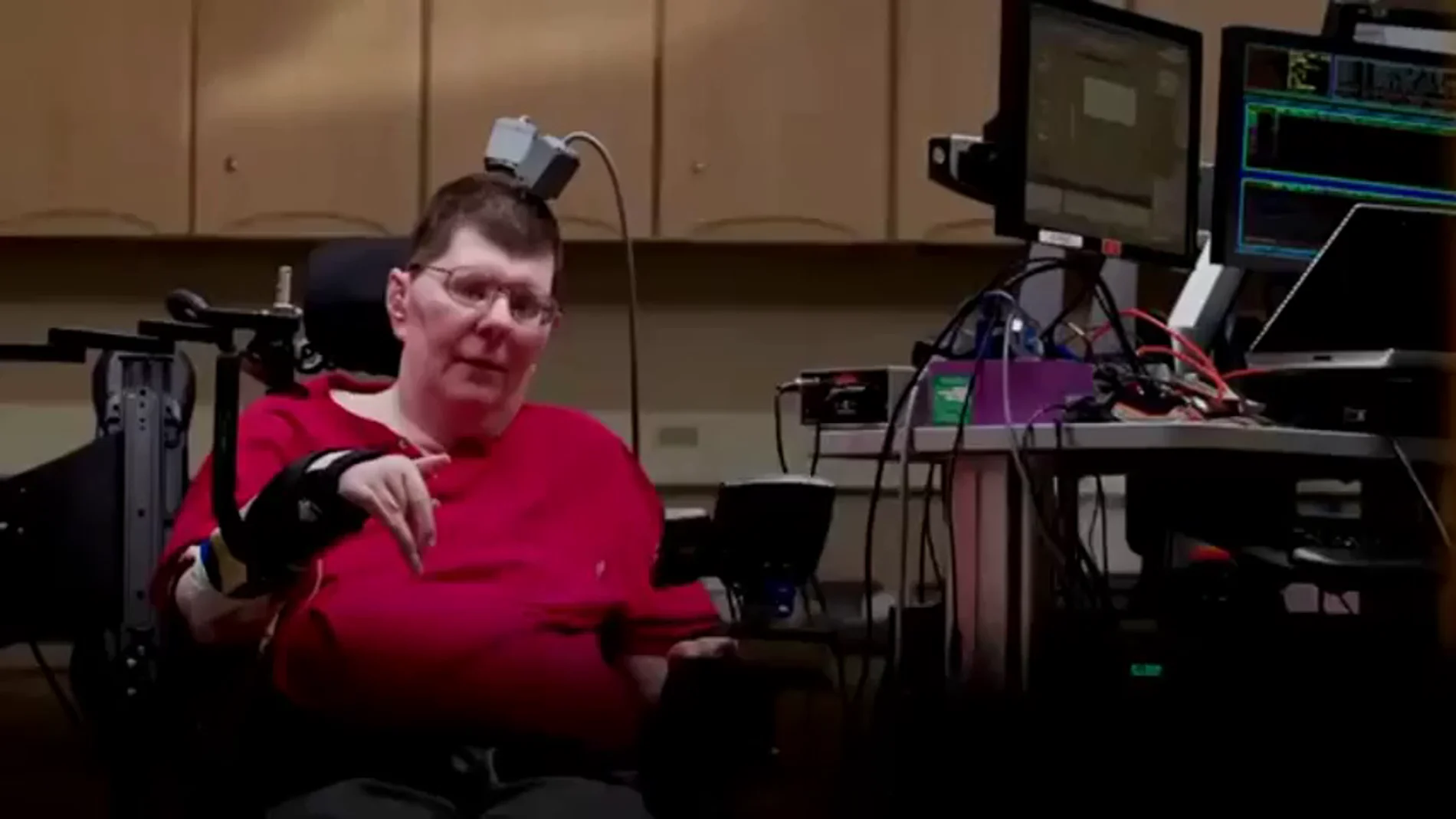 Frame 0.0 de: Un tetrapléjico logra mover el brazo y su mano gracias a un implante en el cerebro