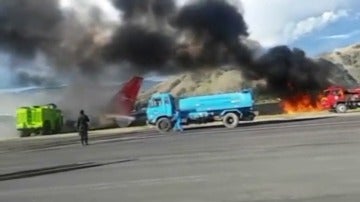 Frame 9.69839 de: Sobreviven 141 pasajeros después de que su avión se incendiase durante su aterrizaje en Perú