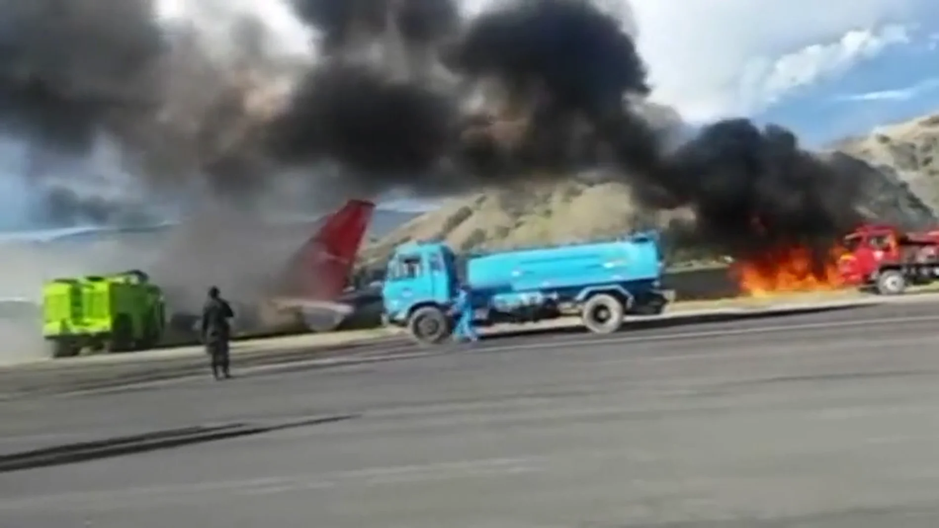 Frame 9.69839 de: Sobreviven 141 pasajeros después de que su avión se incendiase durante su aterrizaje en Perú