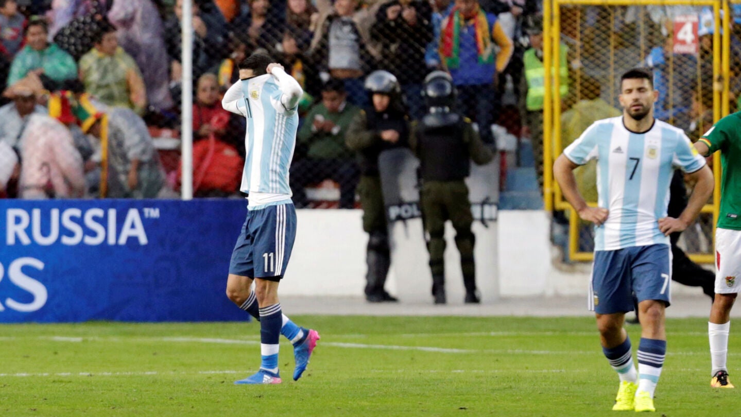 Di Mar&iacute;a se echa la camiseta a la cabeza ante Bolivia