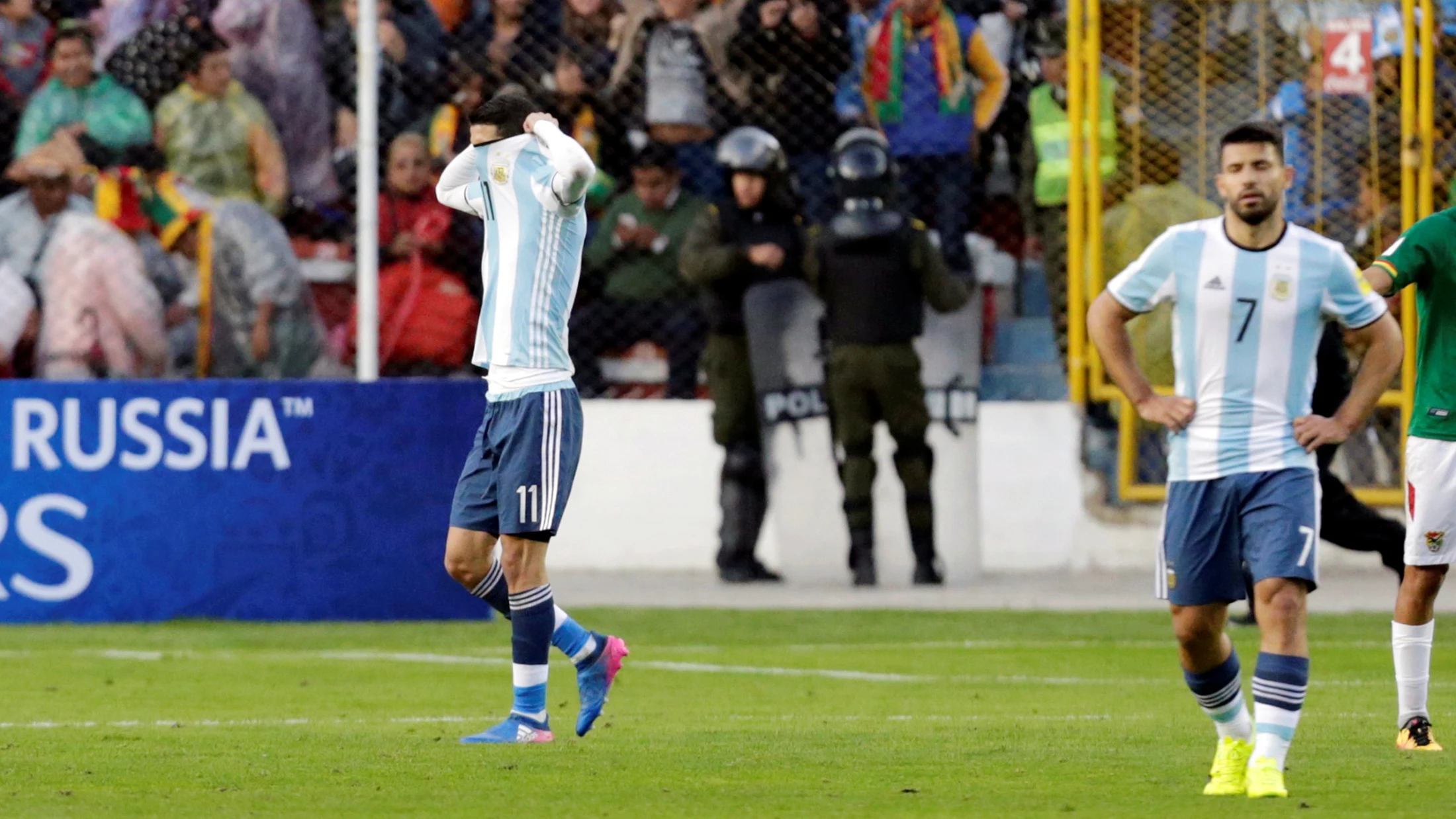 Di María se echa la camiseta a la cabeza ante Bolivia