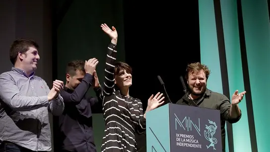 Los integrantes del grupo Triángulo de Amor Bizarro reciben el premio al Mujer Álbum del Año en los premios MIN Los integrantes del grupo Triángulo de Amor Bizarro reciben el premio al Mujer Álbum del Año en los premios MIN