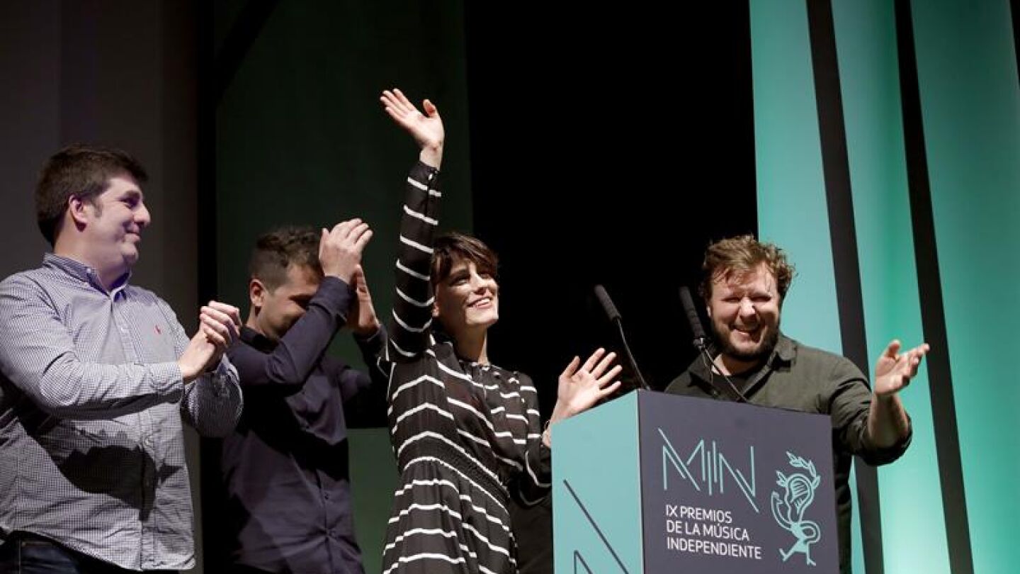 Los integrantes del grupo Tri&aacute;ngulo de Amor Bizarro reciben el premio al Mujer &Aacute;lbum del A&ntilde;o en los premios MIN