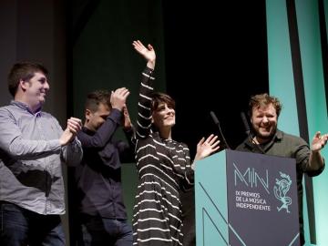 Los integrantes del grupo Triángulo de Amor Bizarro reciben el premio al Mujer Álbum del Año en los premios MIN Los integrantes del grupo Triángulo de Amor Bizarro reciben el premio al Mujer Álbum del Año en los premios MIN