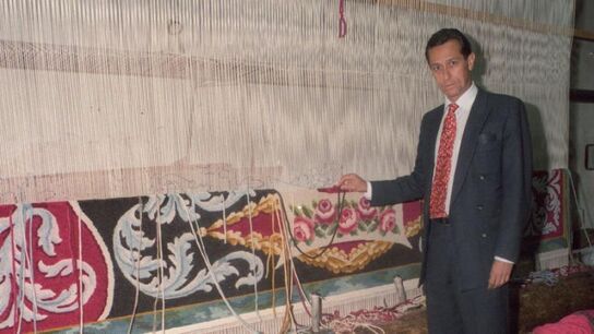 Livino Stuyck en la f&aacute;brica de tapices en 1996