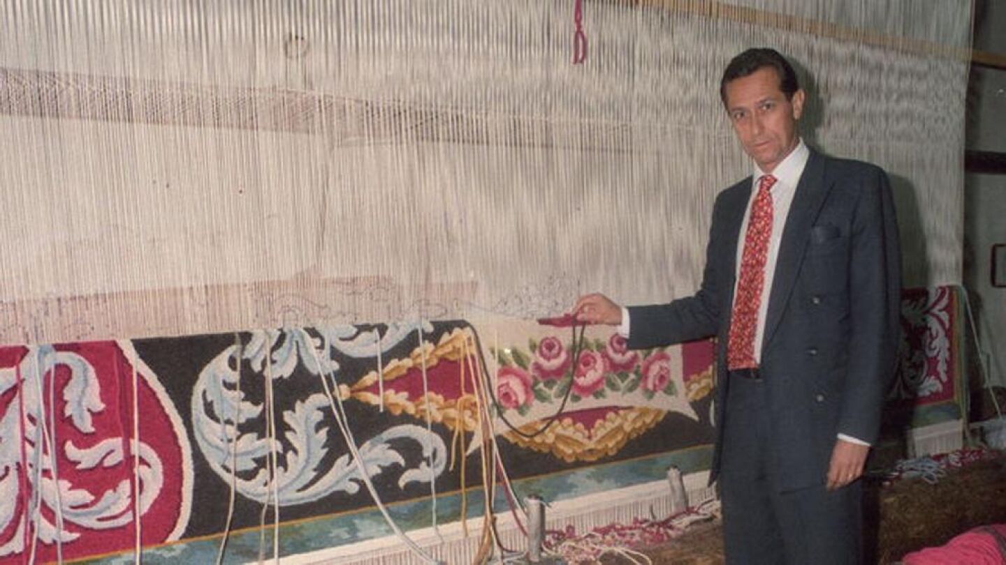 Livino Stuyck en la f&aacute;brica de tapices en 1996