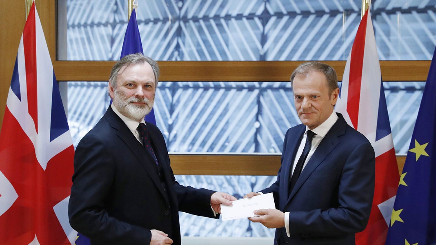 El embajador brit&aacute;nico ante la UE entrega la carta que invoca el art&iacute;culo 50 del Tratado de Lisboa a Donald Tusk