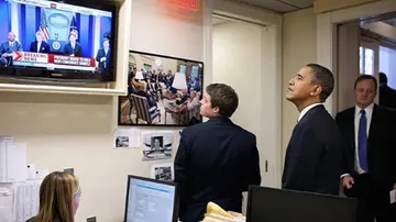 Obama esperando para dar una rueda de prensa