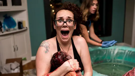 La madre tras dar a luz a un bebé de cinco kilos La madre tras dar a luz a un bebé de cinco kilos