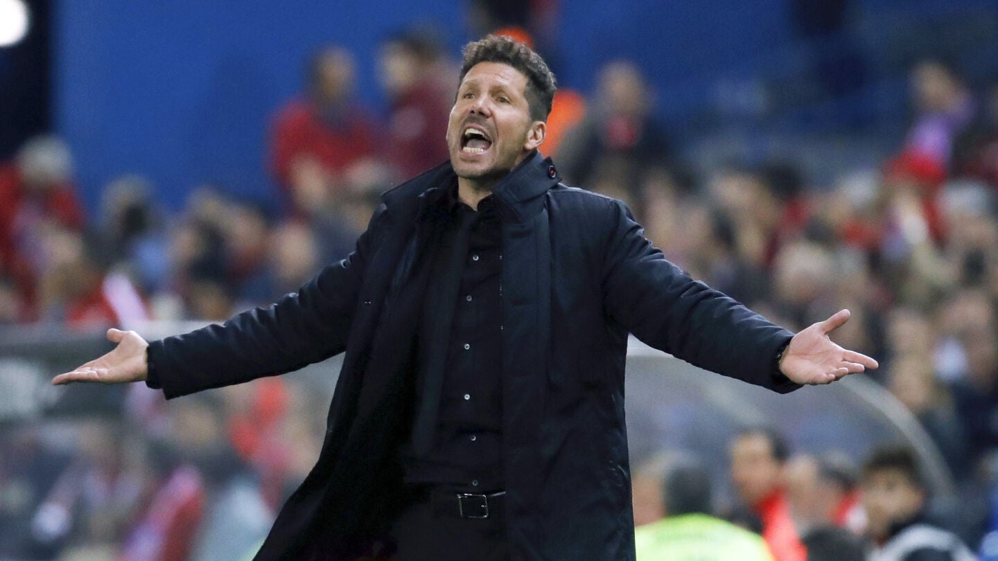 Simeone protesta una acci&oacute;n en el partido del Atl&eacute;tico en el Calder&oacute;n