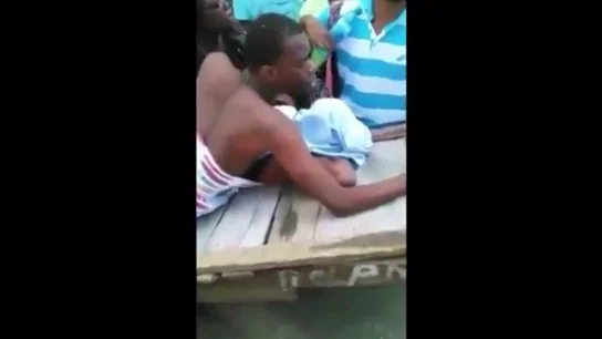 Frame 1.55697 de: Trasladan al hospital, por las calles y en camilla, a una pareja de amantes que se quedó "enganchada" mientras practicaba sexo Frame 1.55697 de: Trasladan al hospital, por las calles y en camilla, a una pareja de amantes que se quedó "enganchada" mientras practicaba sexo