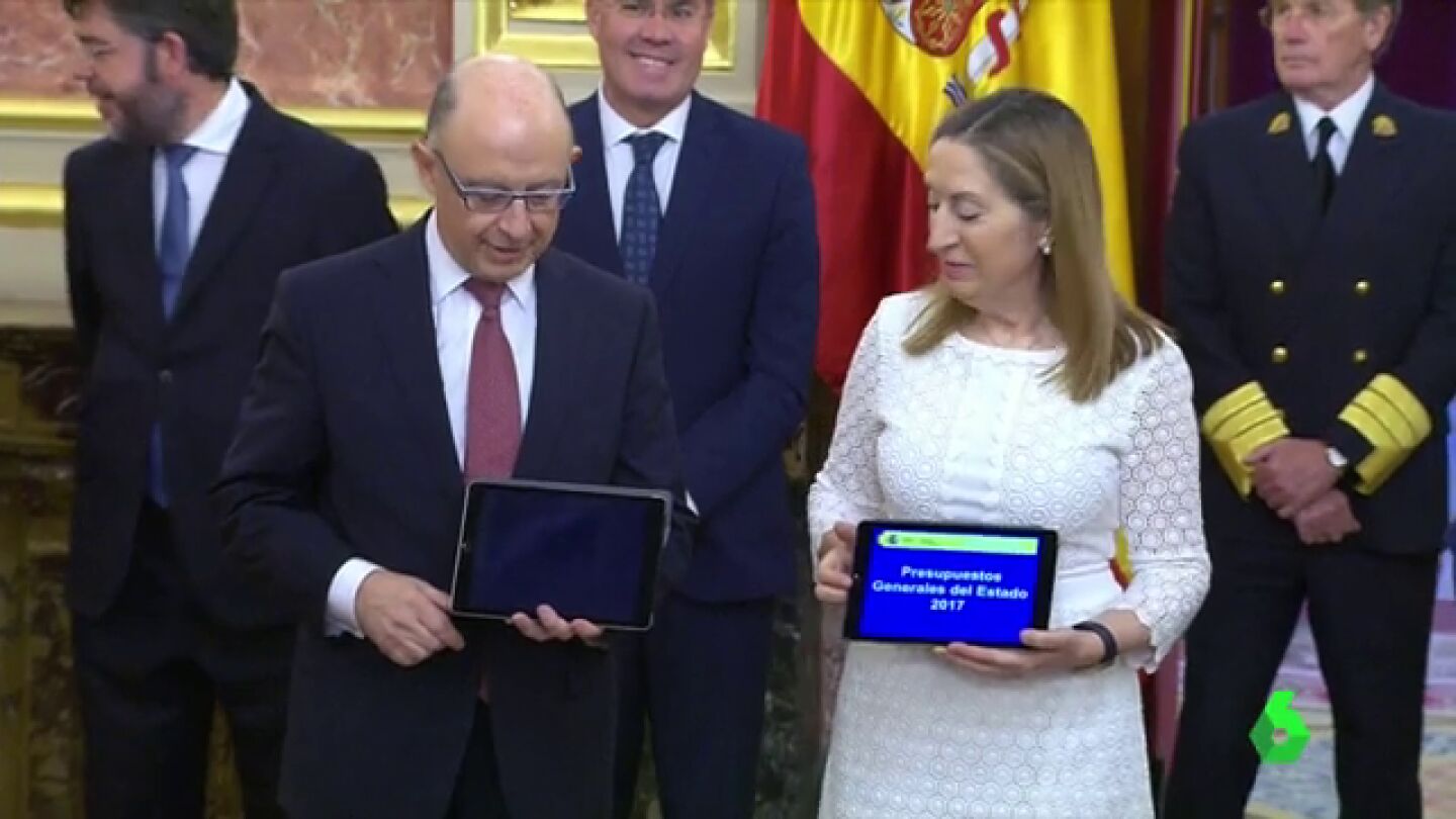 Montoro entrega los PGE en el Congreso