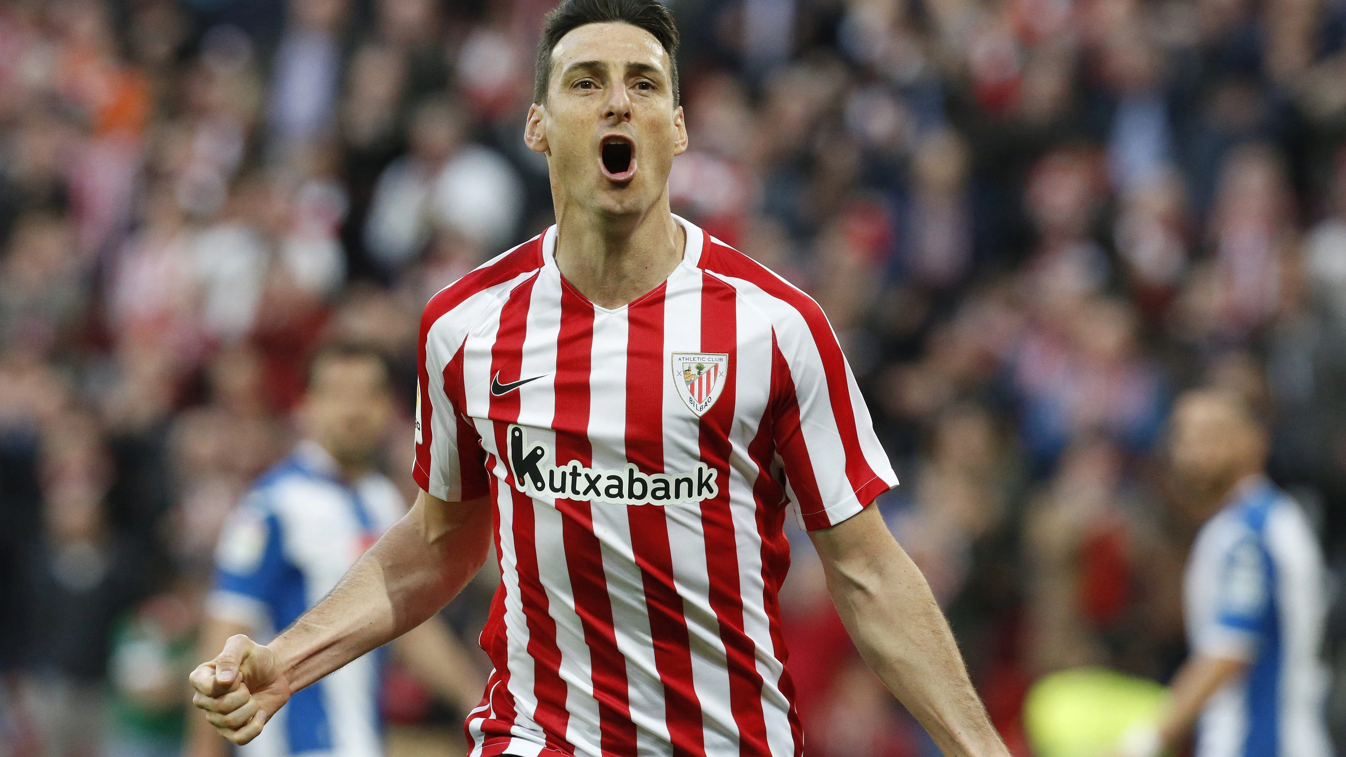 Aduriz celebra uno de sus goles con el Athletic