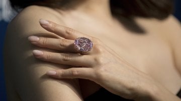 El diamante "Estrella rosa", durante la presentación a la prensa de la subasta en Sotheby's 