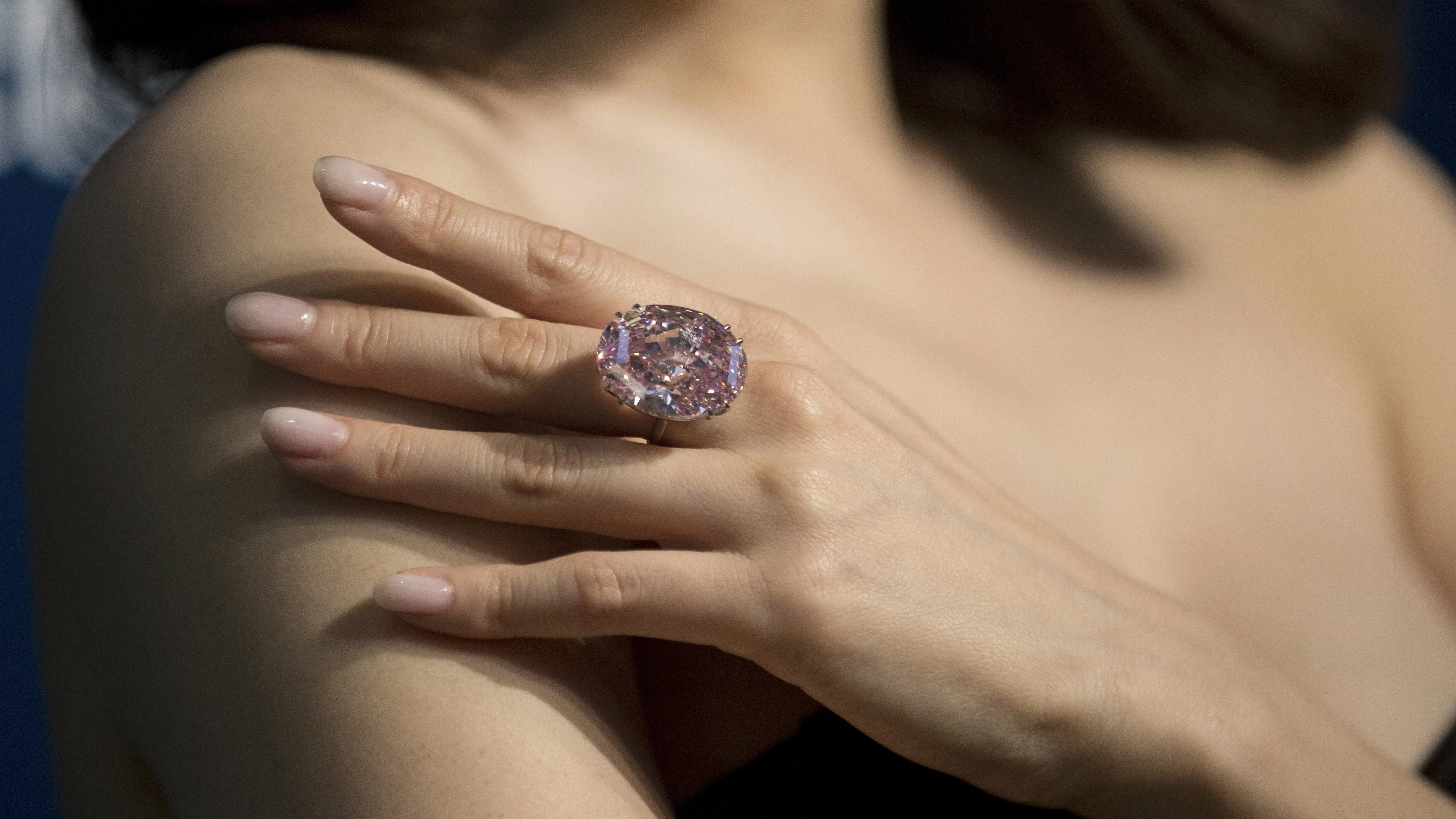 El diamante "Estrella rosa", durante la presentación a la prensa de la subasta en Sotheby's 