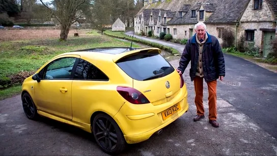 Peter Maddox con su Vauxhaull amarillo Peter Maddox con su Vauxhaull amarillo
