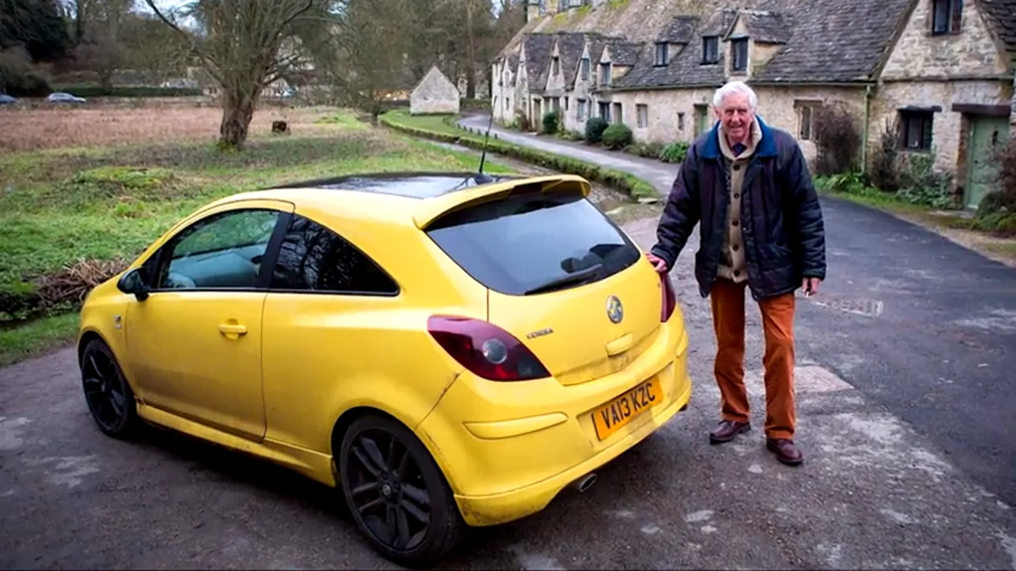 Peter Maddox con su Vauxhaull amarillo Peter Maddox con su Vauxhaull amarillo