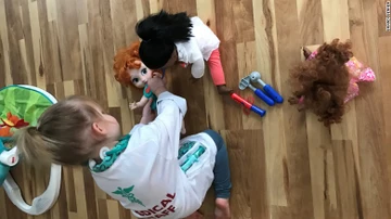 Sophia jugando con su muñeca