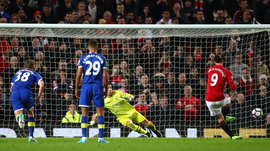  Zlatan Ibrahimovic lanzando un penalti
