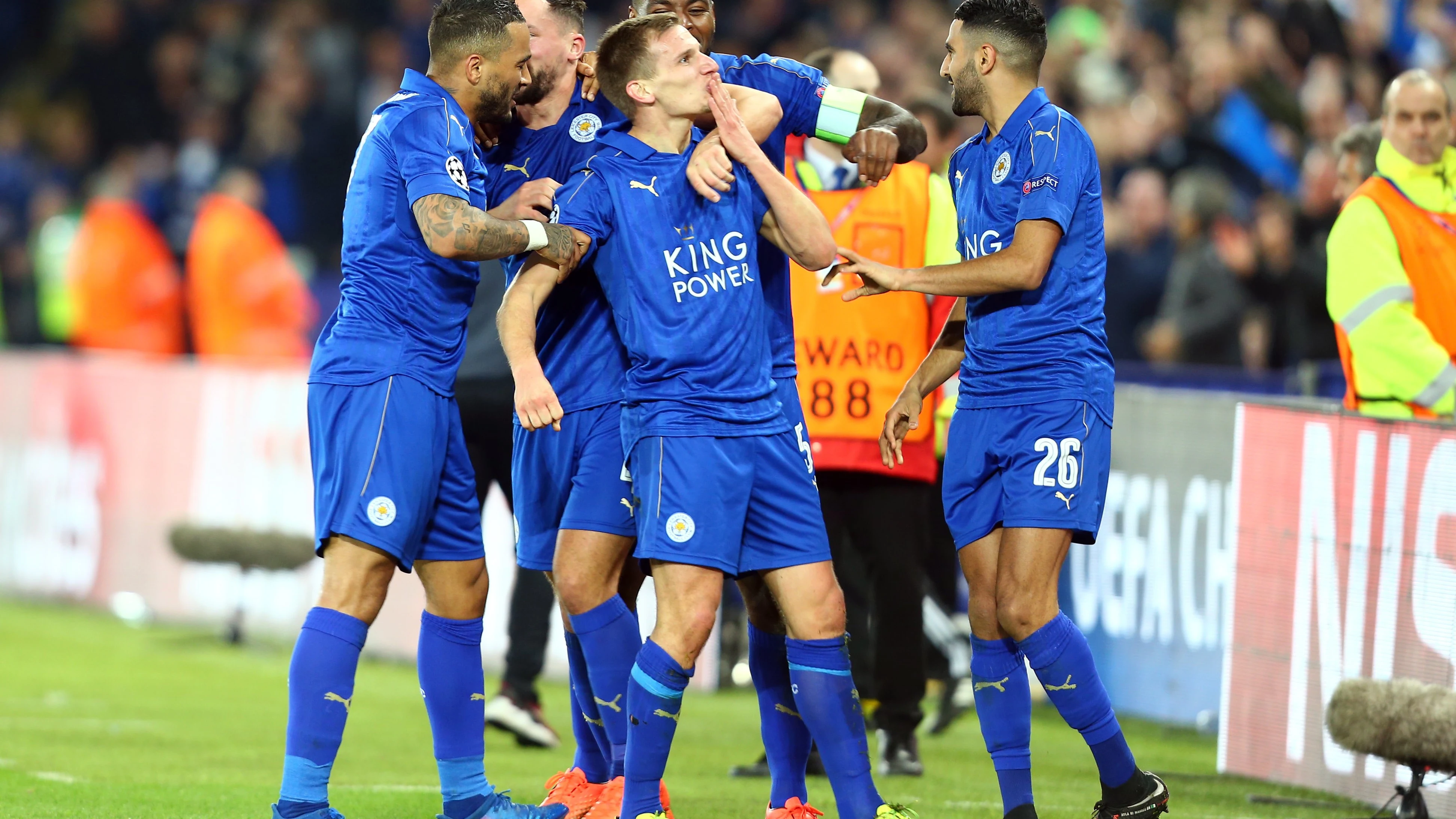 Marc Albrighton, del Leicester, celebra un gol con sus compa&ntilde;eros