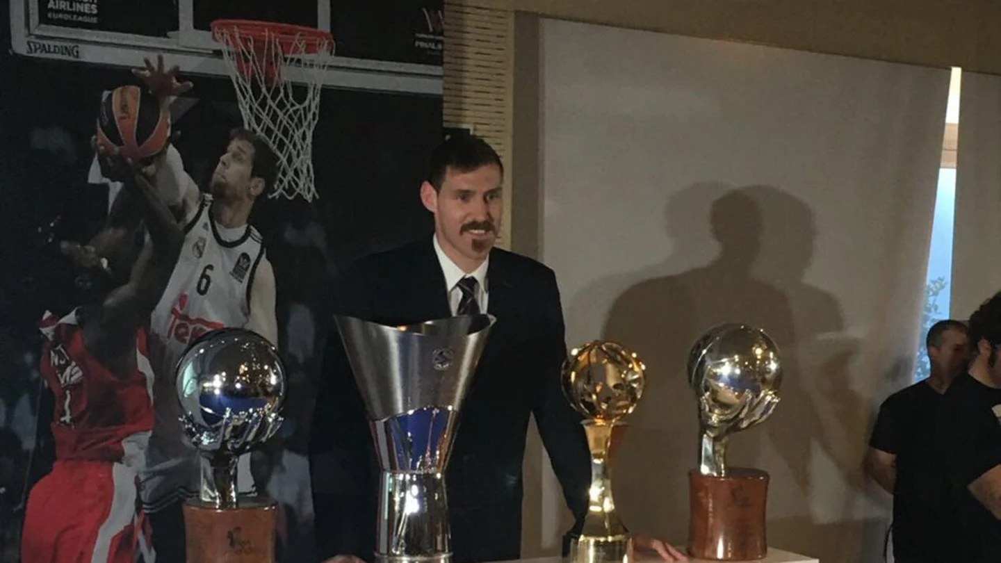 Nocioni posa con los trofeos que ha ganado en el Real Madrid de basket Nocioni posa con los trofeos que ha ganado en el Real Madrid de basket
