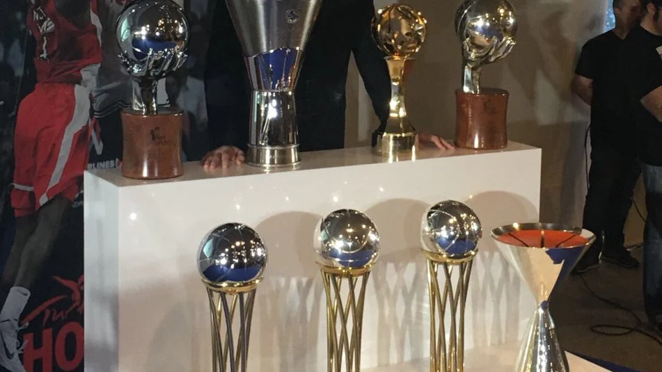 Nocioni posa con los trofeos que ha ganado en el Real Madrid de basket