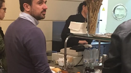 Ramón Espinar pide Coca-Cola en el Senado Ramón Espinar pide Coca-Cola en el Senado