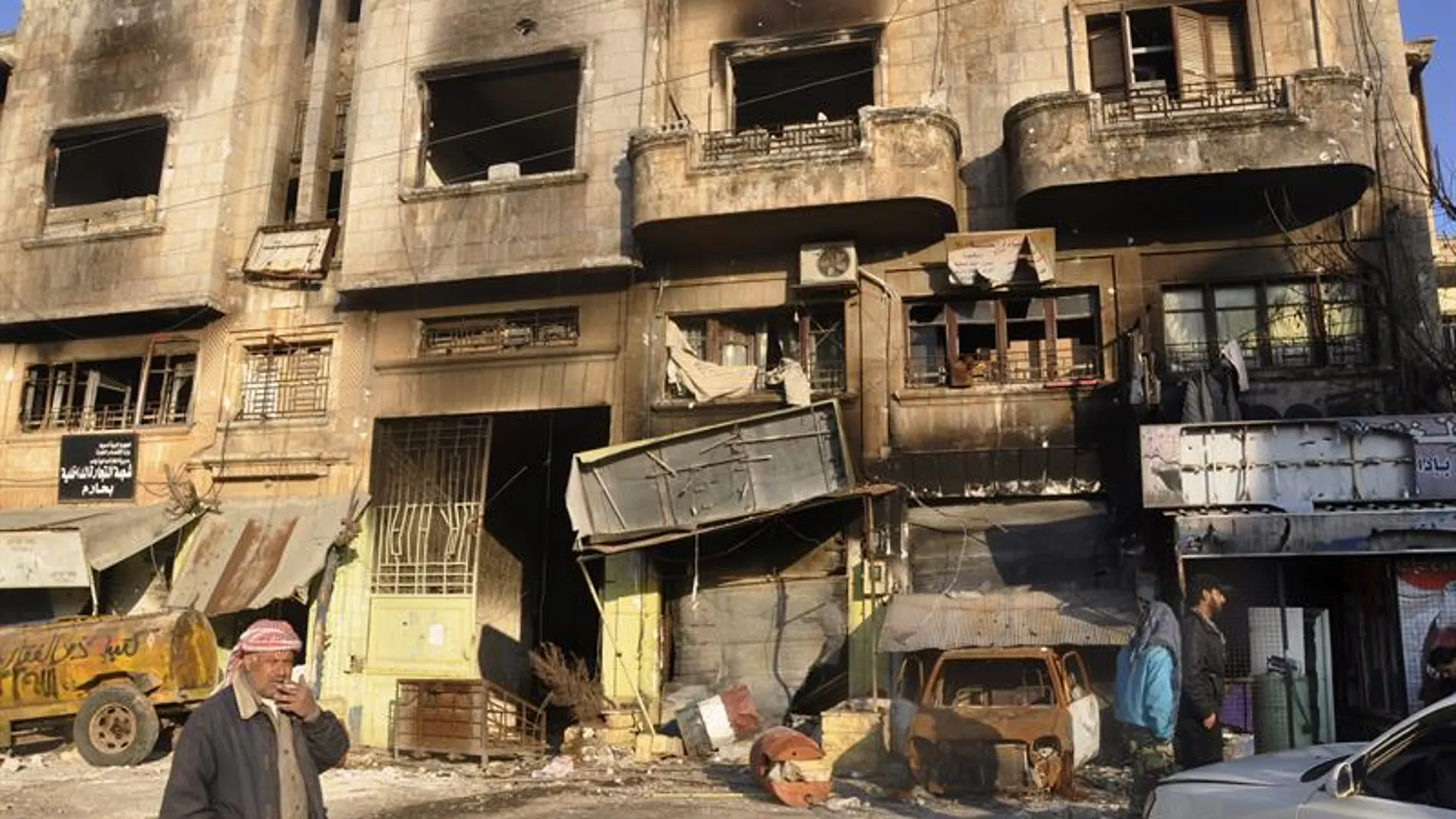 Vista de un edificio de la ciudad de Harem, en la periferia de Idleb, distruido en un bombardeo.