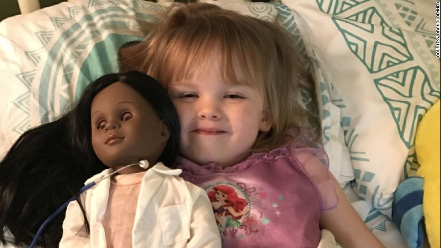 Sophia junto a su mu&ntilde;eca