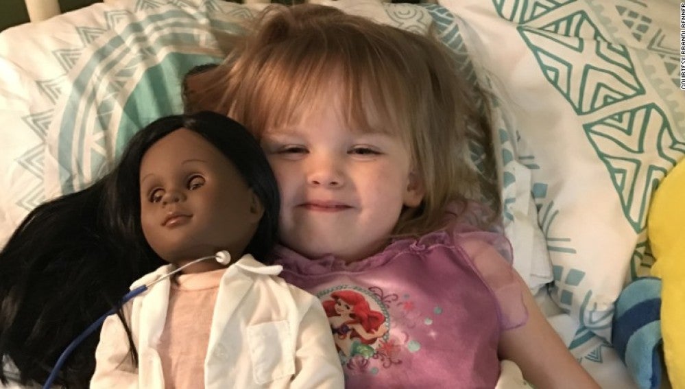 Sophia junto a su muñeca